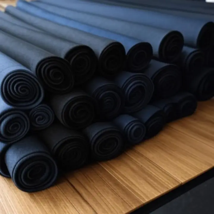 Blackout és sötétítő függönyanyagok több színben, feltekert tekercsek formájában.