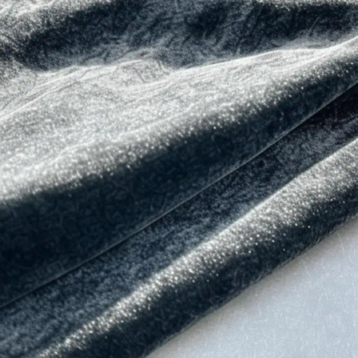 Közelről fotózott textilszövetek, különböző szövési struktúrákkal és neutrális árnyalatokkal.