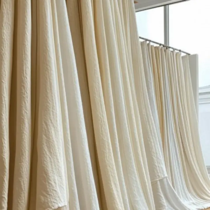 Természetes alapanyagú, különböző textúrájú függönyök egymás mellett felfüggesztve.