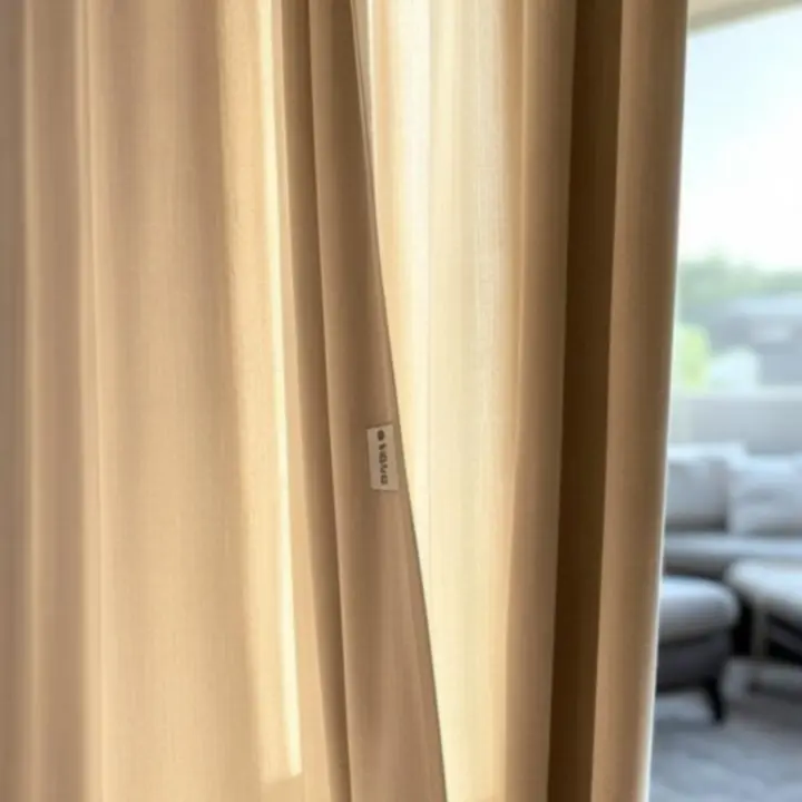 Akciós Loftorás függönyök és textíliák elegáns, neutrális enteriőrben.